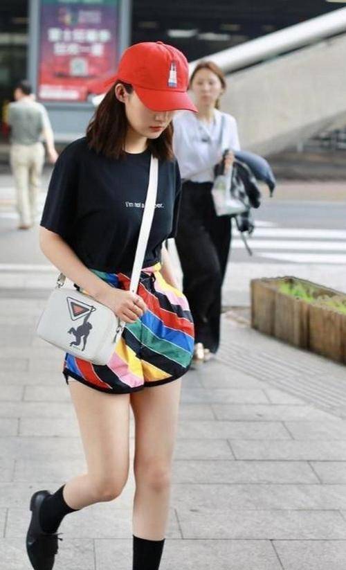 短裙 李沁长相不差身材也好,穿“二分裤”秀比例,配双长袜也不显腿短