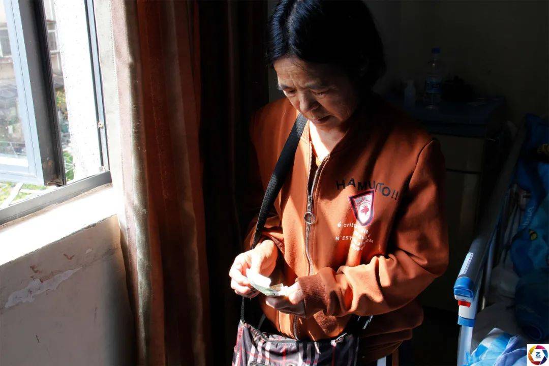 病痛|少年被病痛折磨17年，残疾妈妈将他背出大山，想让他做个普通人