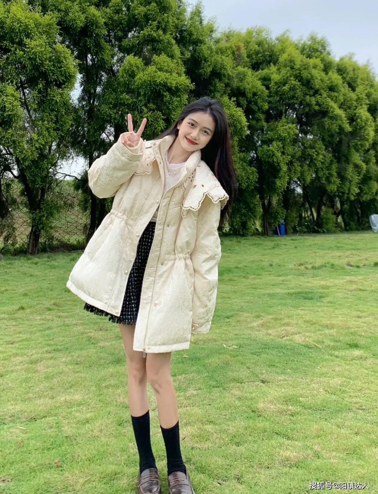 感觉 浪漫唯美的羽绒服，穿上太淑女了~上面有很细致立体的蕾丝花纹