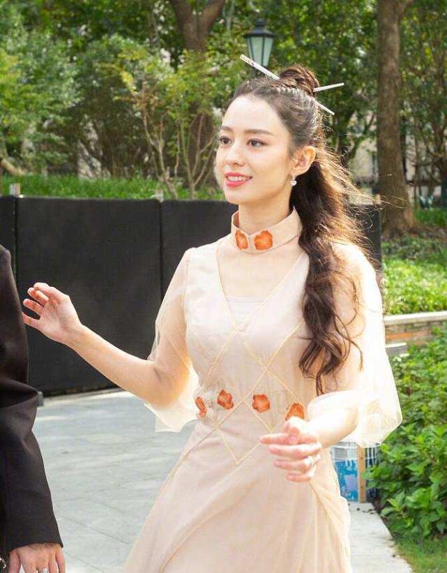 公主 郎朗娇妻吉娜真大胆！穿改良旗袍尽显公主气场，可惜全败给了妆发