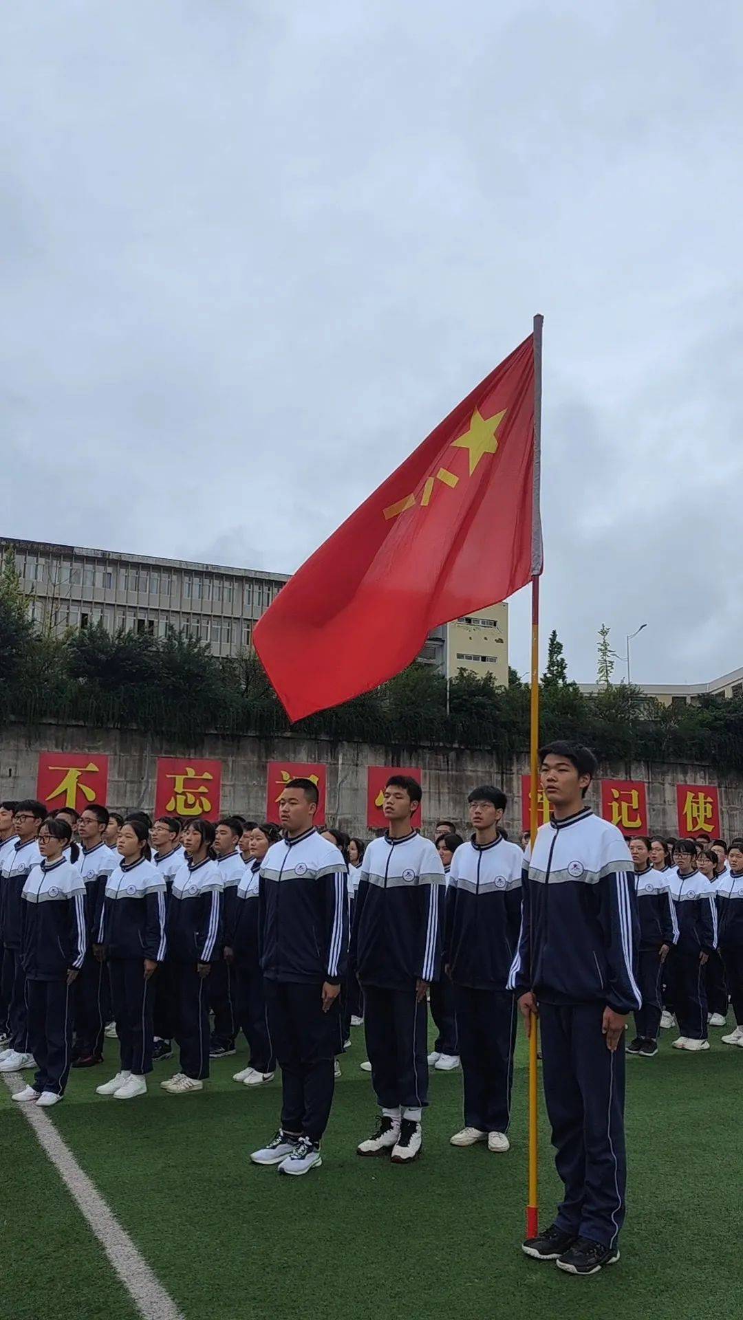 安岳中学方林校区举行高2021级军训汇报表演!