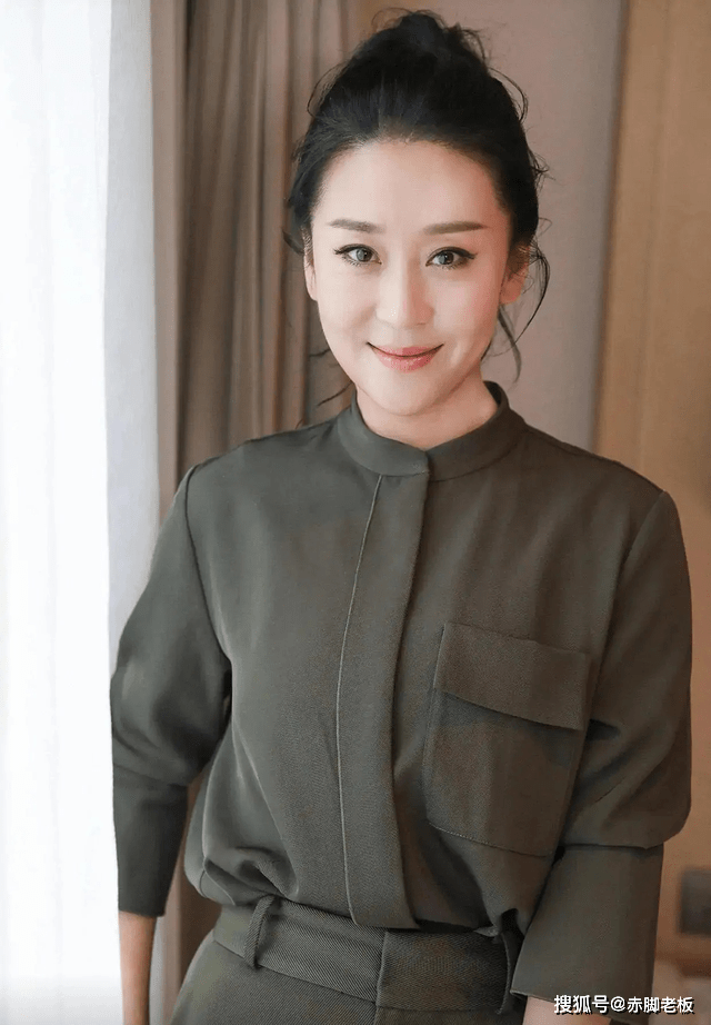 色彩 苗圃年纪越大越漂亮，穿军绿色衬衫配阔腿裤，美出新高度