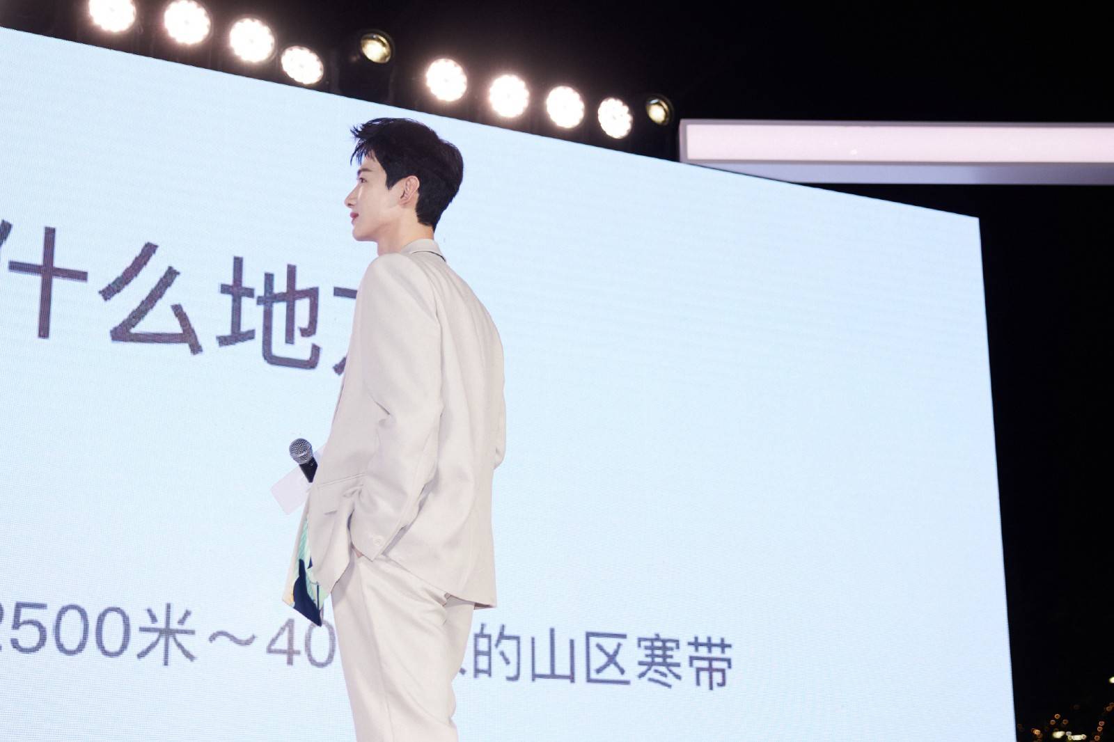 网友 白敬亭一身灰白西服出席活动,气质清秀白马王子无疑,可惜有点瘦