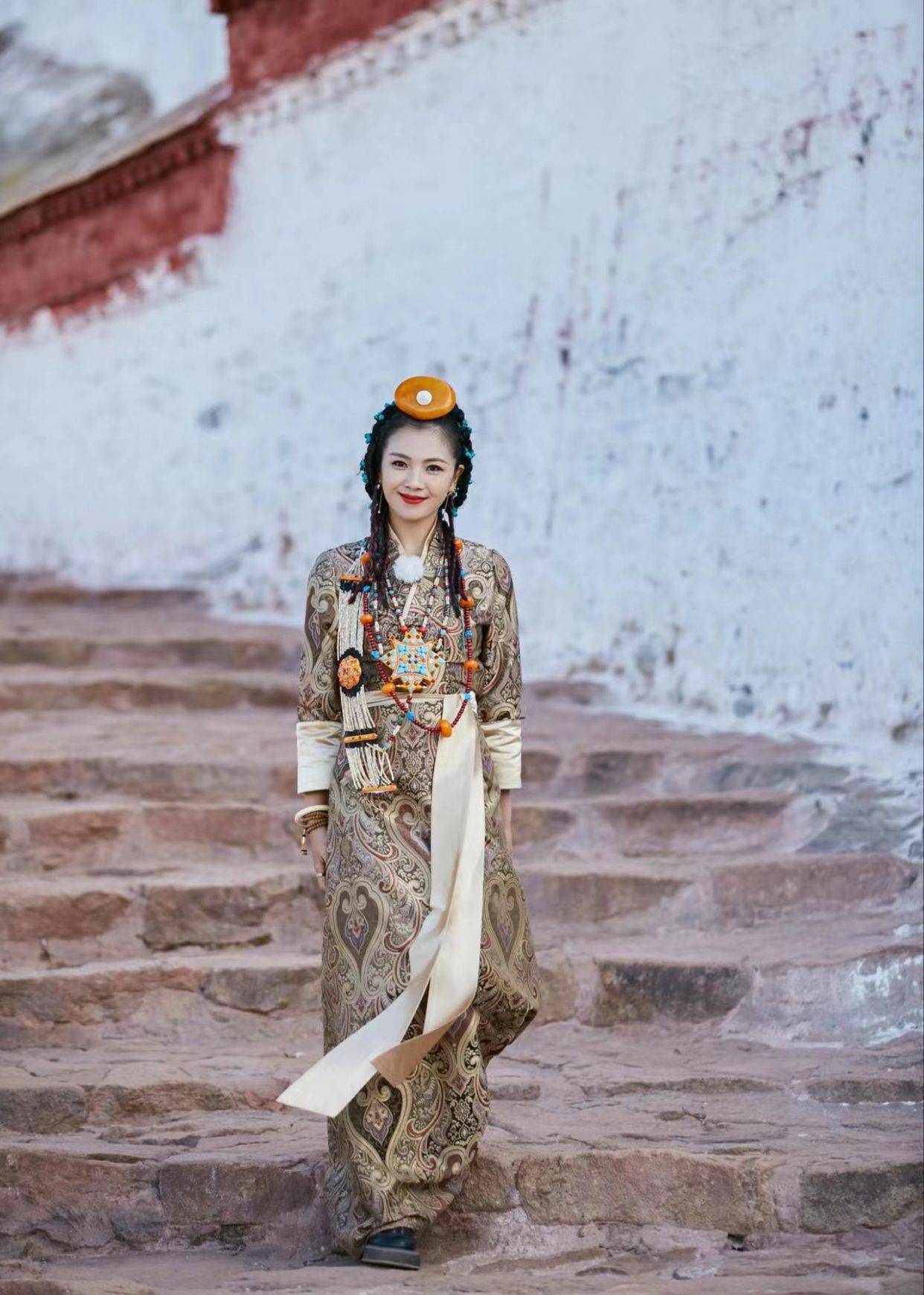 刘涛美到了西藏穿一身藏袍配脏辫有异域风情意外有了公主气质