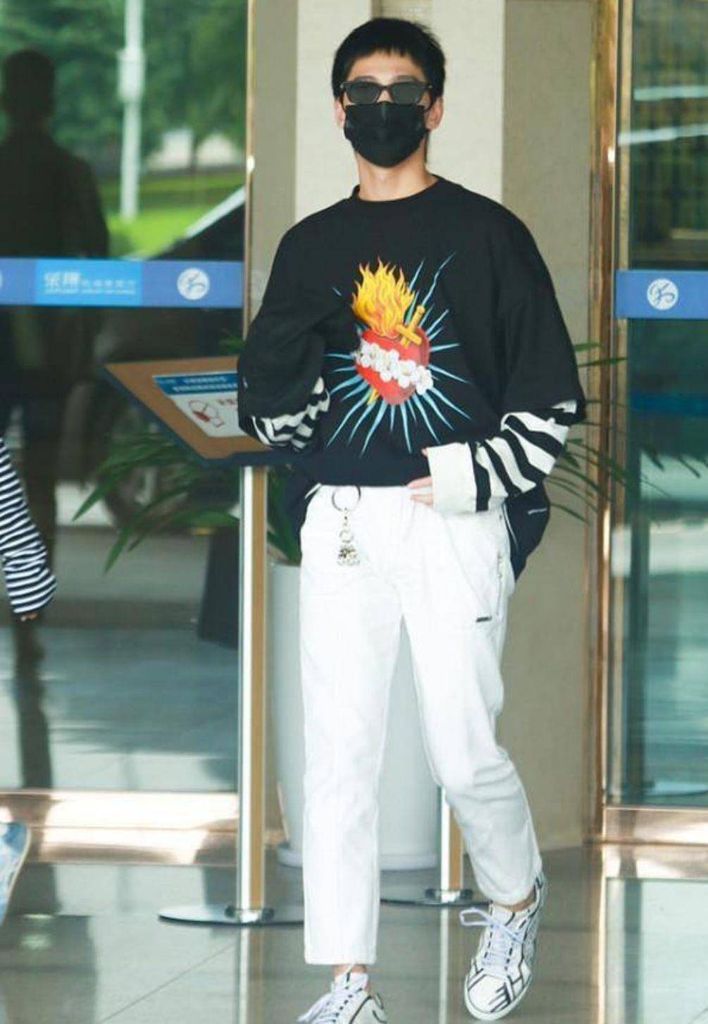 黑色 杨洋超短发搭配工装裤,还挺像霸道总裁,唯独背的女款包有点掉粉