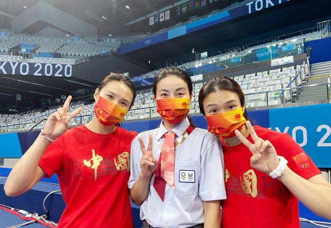 经典 郭晶晶与霍启刚玩浪漫，穿衬衫庆生享受二人世界，天然头额骨抢镜