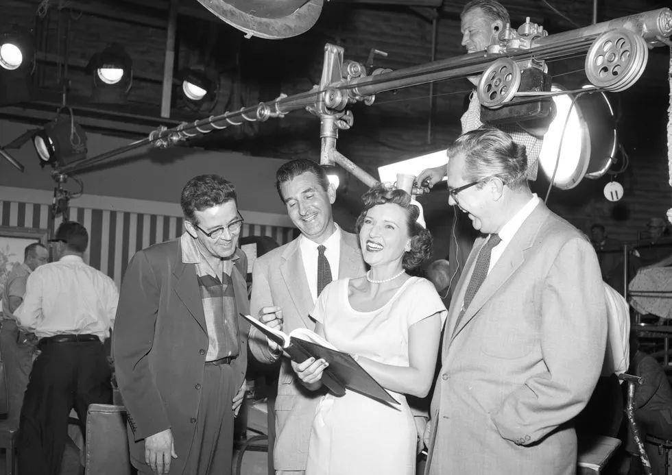 但不肯放弃任何一个机会的贝蒂·怀特对工作说了yes,和丈夫离了婚