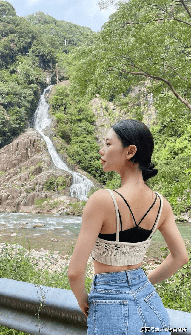 黑色 美真不是白给的，克拉拉侧身的样子，好身材一点没包住