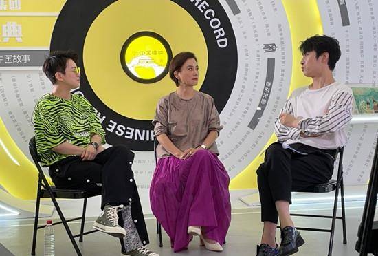 生活 58岁李玲玉真是贵族，独自遛狗生活惬意，穿黑棉衣扎丸子头好温柔