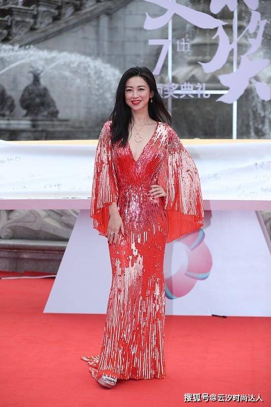 亮片朱珠这身材就是“女生的梦想”吧，纤细修长穿吊带裙好撩人，真美