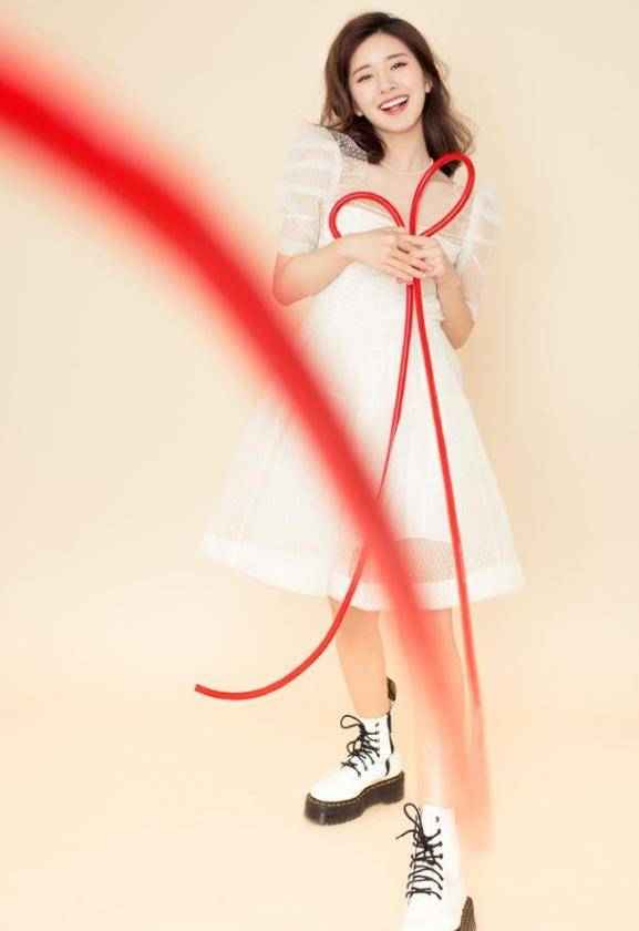 整体 赵露思穿高价泡泡袖连衣裙，宛如童话里走出的公主，模样太甜美了