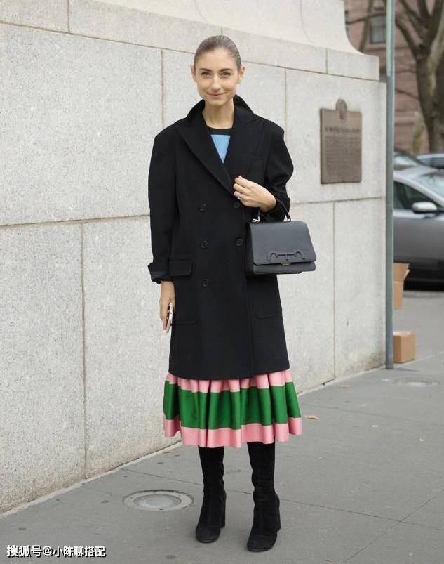 显得 今年秋天穿裙子流行这么搭，穿出女人味、舒适感，小个子还显高