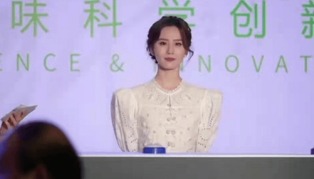 发型刘诗诗换发型美貌创新高!新活动穿白裙温柔感爆棚,气质圈内少有