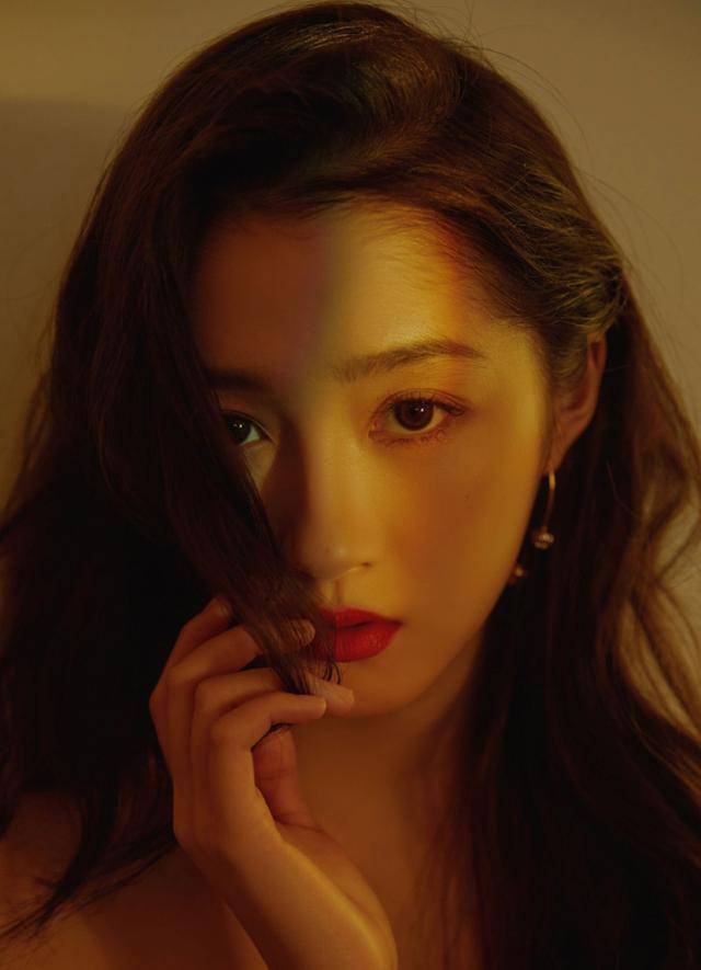 体型 关晓彤努力扮成熟,穿短裙配黑丝秀大长腿,这也太“撩”了