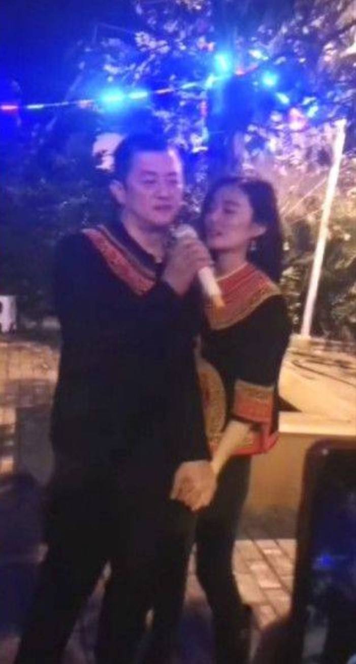 女友|李亚鹏拿剧组早餐引争议，蹲路边吃接地气，称与绯闻女友天天见面