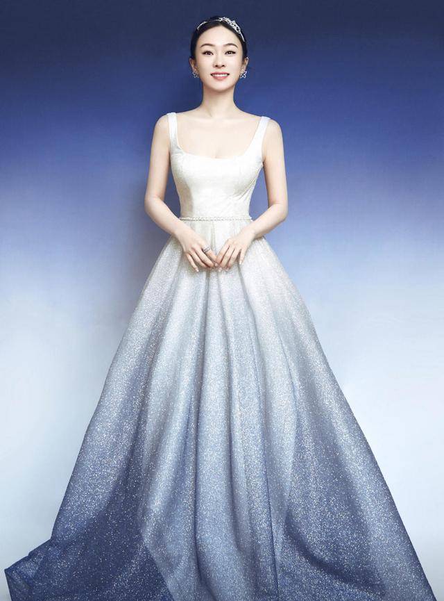 套装 霍思燕的时尚真难懂，小香风套装贵妇范十足，脚踩人字拖真接地气