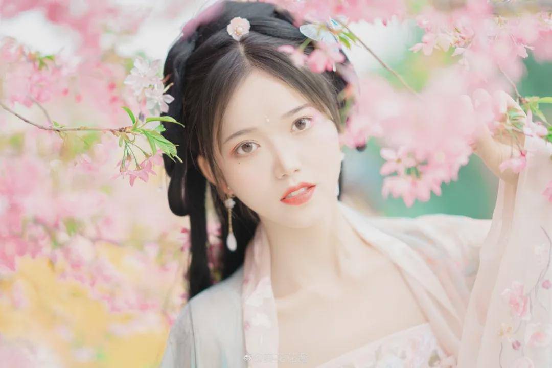 摄影 汉服小仙女：愿君莫负花期时