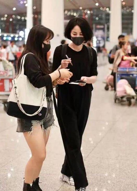 黑色 窦靖童跟王菲亮相，她烫“迪克牛仔式”卷发，下身配连体裤很霸气