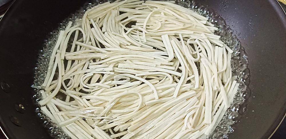 炒肉丝怎么做好吃又简单 a48ae29166c443fcb23ad424766e0648.jpeg