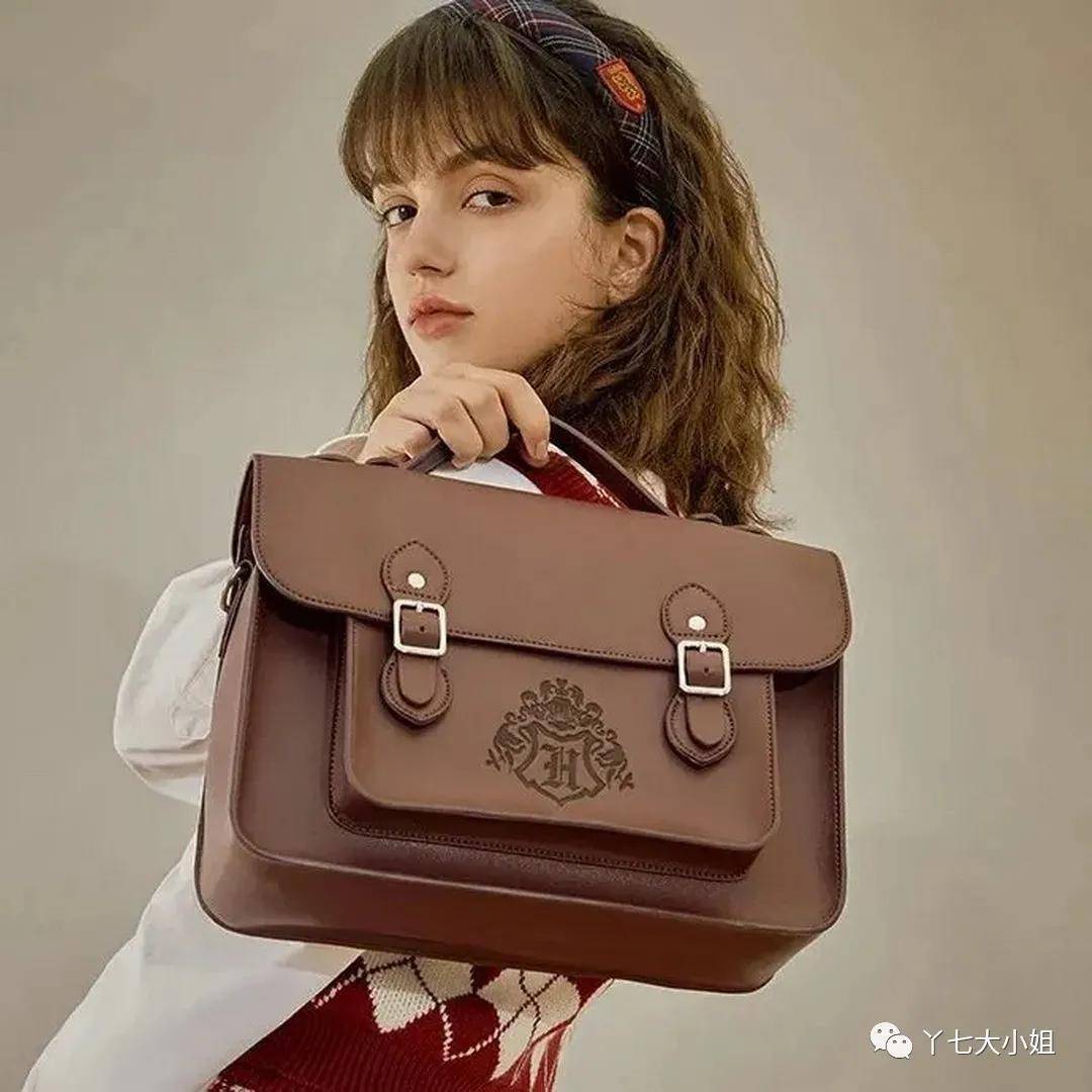 西装 2021秋冬女装流行趋势之:学院风