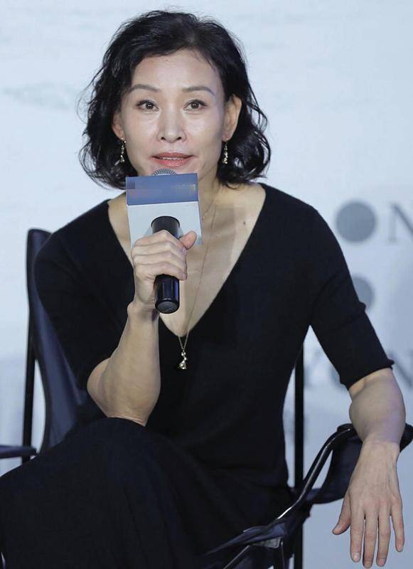项链 陈冲穿衣品味在线，波波头搭配黑色连衣裙低调奢华，优雅大气