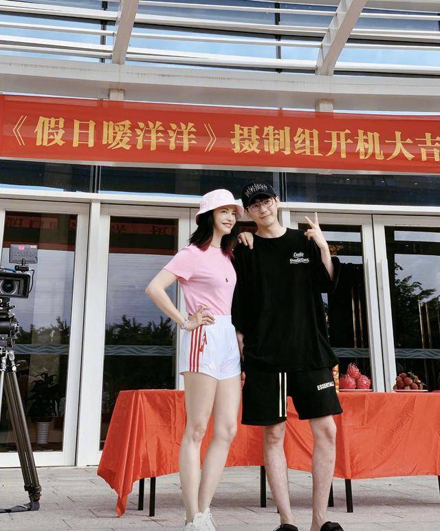 双肩包 姚晨真不愧是气质女神,穿基础款白T恤搭配牛仔裤,简约又洋气