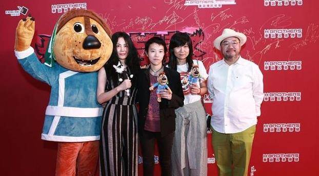 黑色 窦靖童跟王菲亮相，她烫“迪克牛仔式”卷发，下身配连体裤很霸气