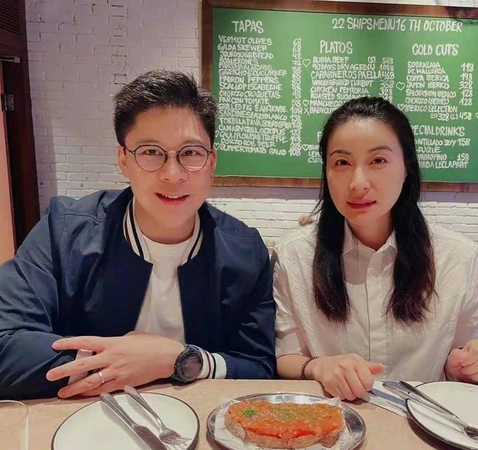 经典 郭晶晶与霍启刚玩浪漫，穿衬衫庆生享受二人世界，天然头额骨抢镜