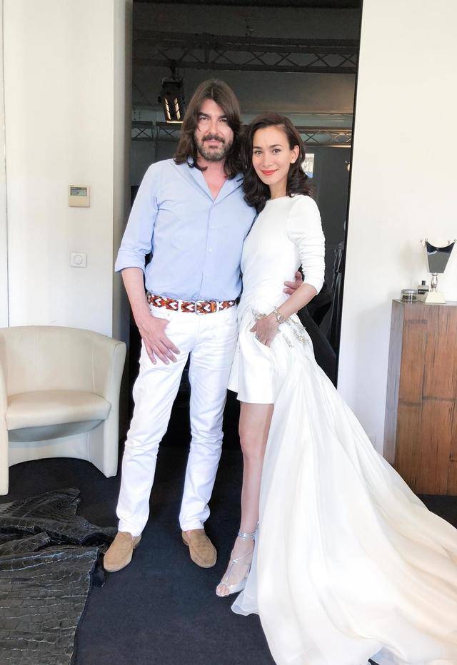 身材 卢靖姗长相精致，穿搭高调，一袭黑色连衣裙性感精致，高级感爆棚