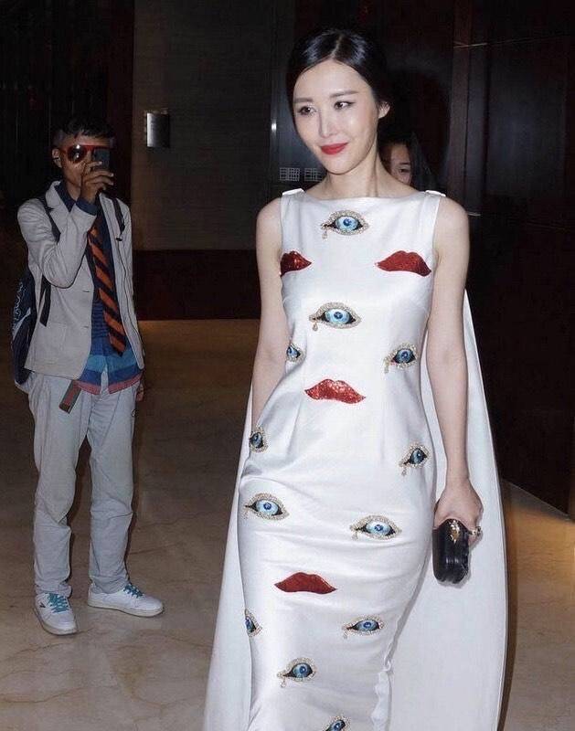 整体 田朴珺有“贵妇”气质,穿一袭白裙连鞋子都镶钻,一看就是阔太太