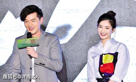 设计 35岁江疏影穿紧身长裙现身，皮肤白到发光，锁骨与腰线太迷人