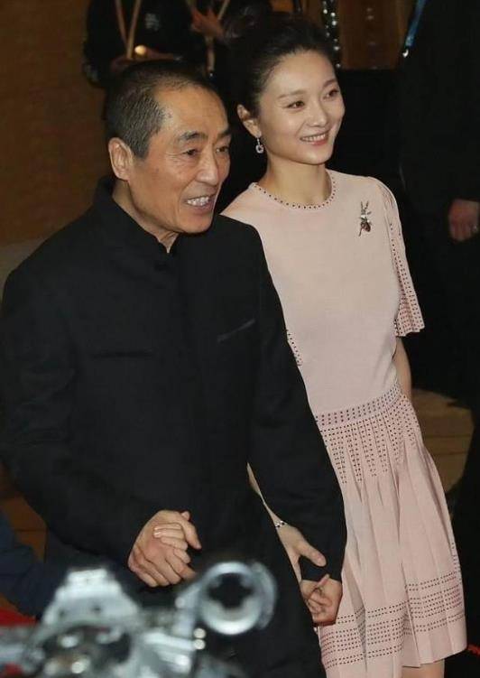 一身 陈婷与张艺谋共出席活动，穿扮成熟优雅显气质，不愧是大导演太太