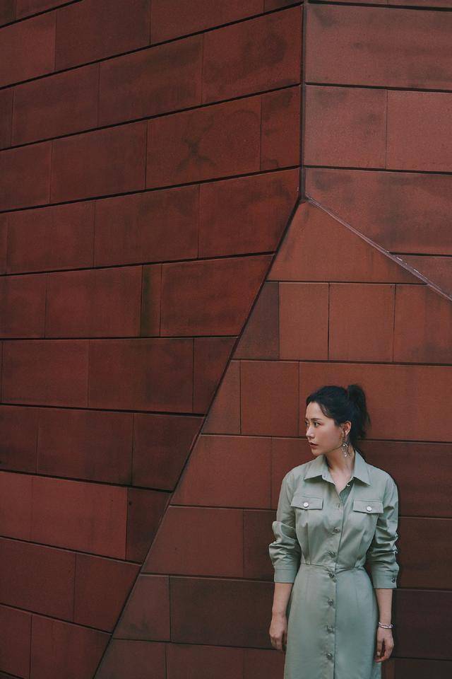 海清 海清走知性风太适合！衬衫连衣裙优雅干练，利落精致的气质太惊艳