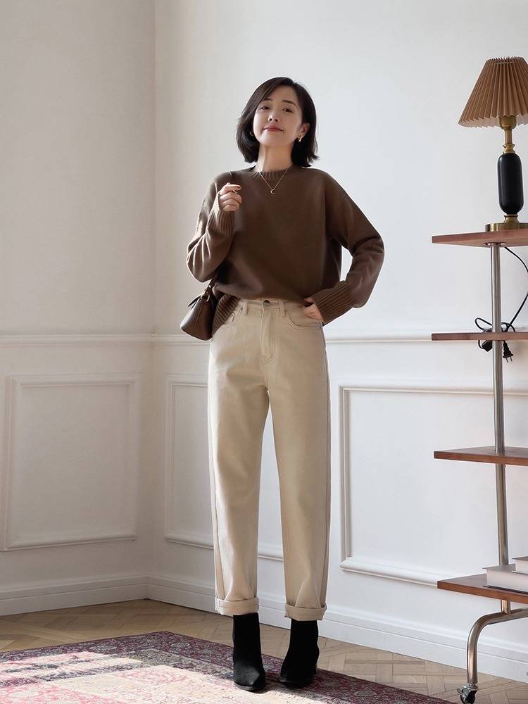 颜色 针织毛衣怎么选？简约红色圆领针织毛衣+修身牛仔裤，显白又耐看