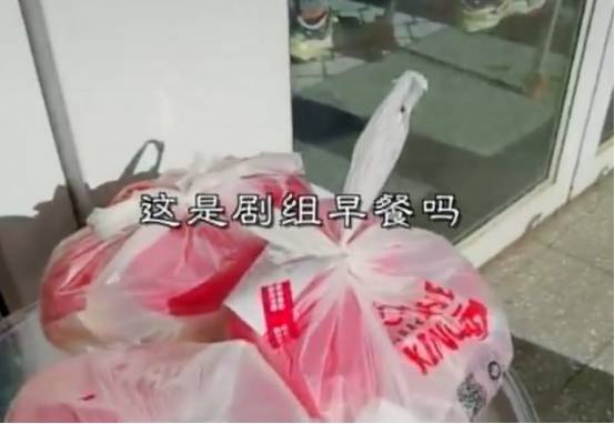 投资|李亚鹏投资失败后陷入落魄？当街狂啃食物，被质疑是偷外卖