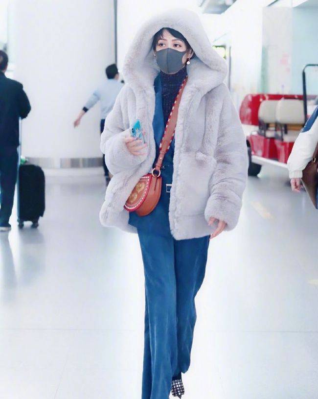 宁静 大龄女星的时尚穿搭，外套配西装飒气十足，美得像贵妇