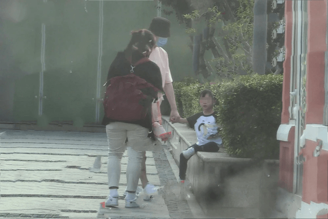 卡通 孙红雷父女逛街！3岁女儿个头超大，正脸首曝光大鼻子超像妈妈