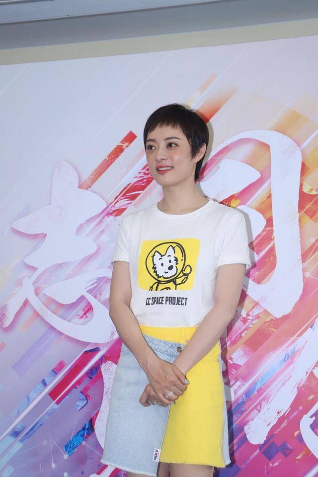 颜色 不容错过“孙俪”的小清新穿搭示范，印花T恤搭配牛仔裙，超好看