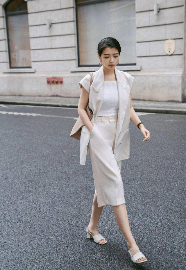 三木 三木博主太会穿！黑丝绒上衣配白色长裤高级精致，复古摩登又时髦