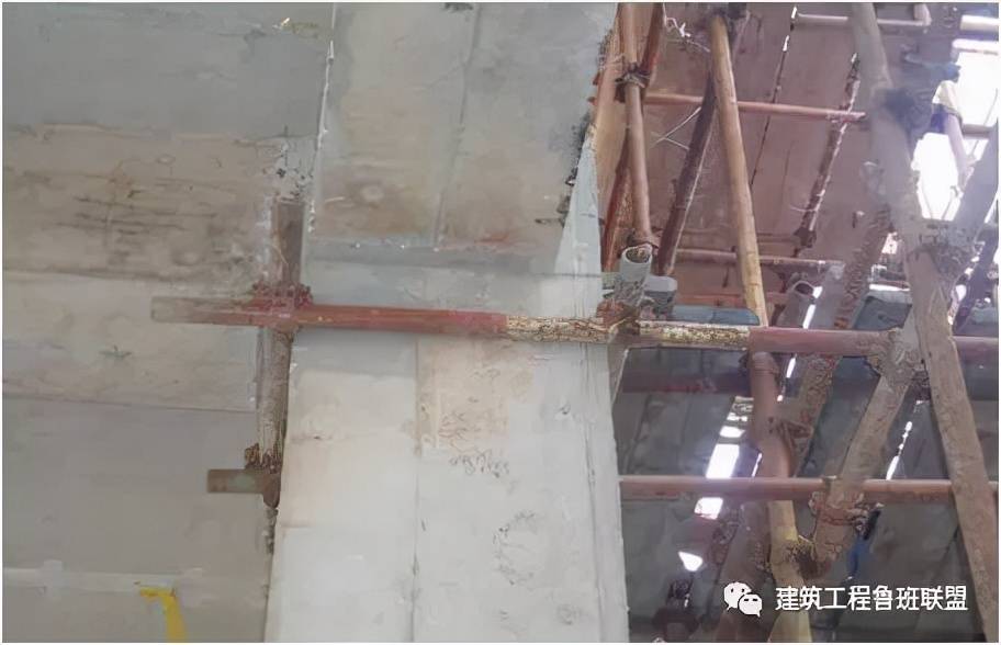 10)当脚手架下部暂不能设连墙件时可搭设抛撑.