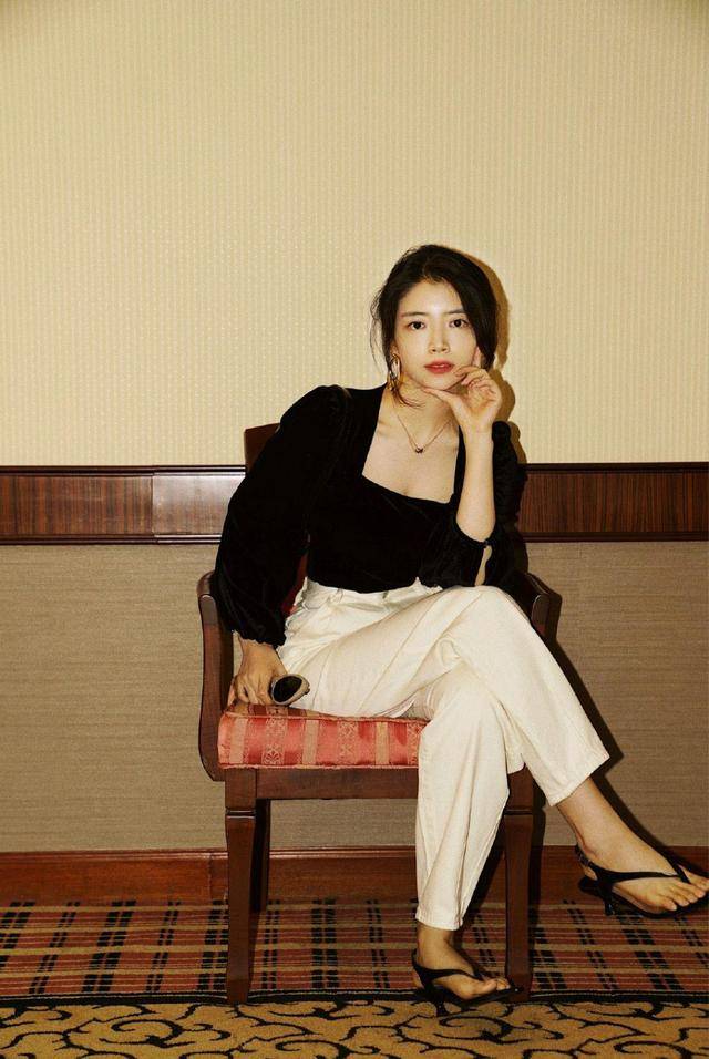 三木 三木博主太会穿！黑丝绒上衣配白色长裤高级精致，复古摩登又时髦