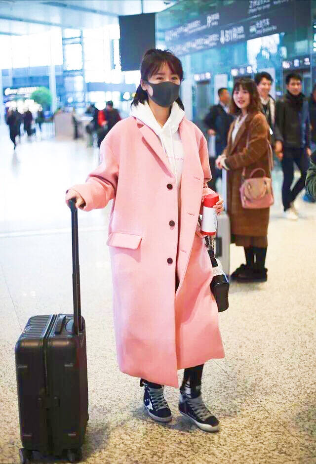 袁冰妍 袁冰妍现身机场，半扎甜美丸子头，白色卫衣叠加粉色大衣，减龄同时还不忘卖萌