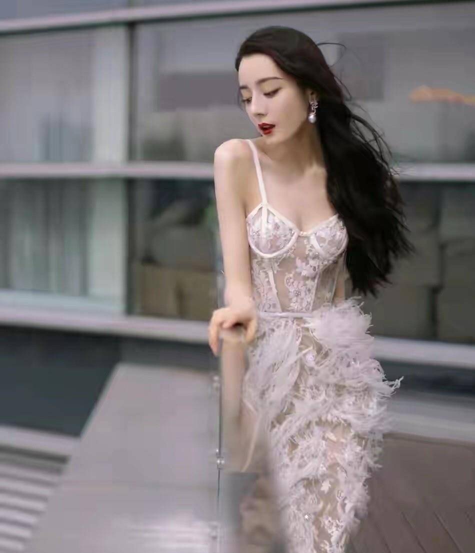 羽毛 迪丽热巴还是裙装好看，一身羽毛裙美如白天鹅，不愧是金鹰女神