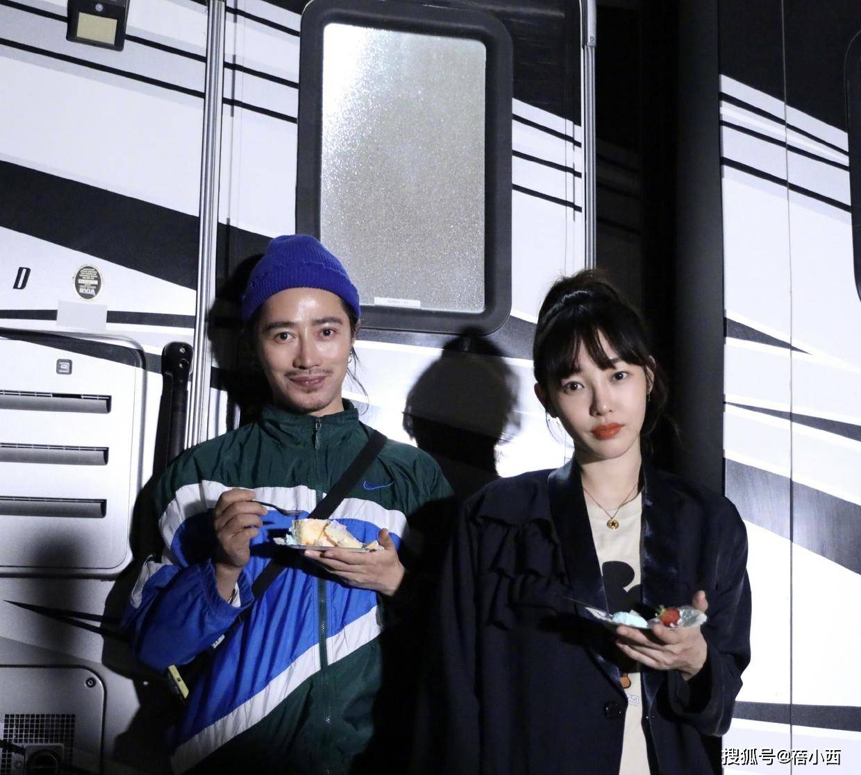 姐妹 白百何又成功穿出了超模既视感,绿色外套配条纹阔腿裤,真高级