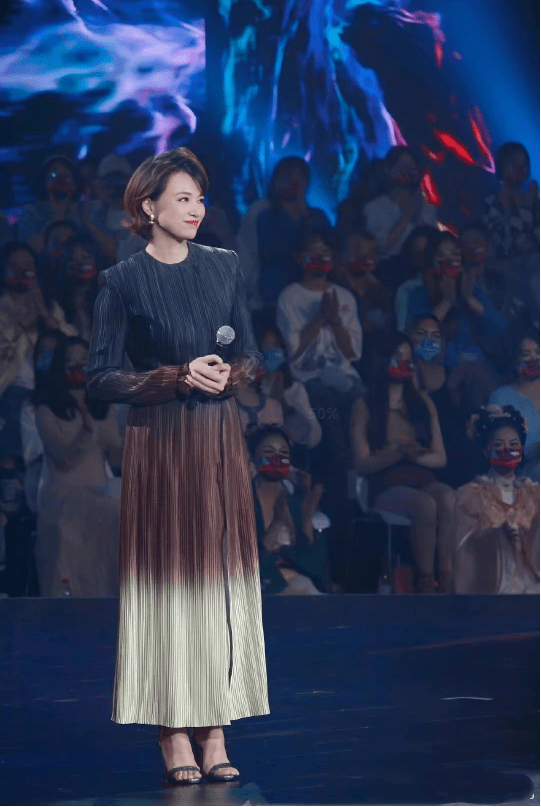 美人 董卿也是岁月不败美人!穿渐变裙透着温婉优雅感,47岁状态真不错