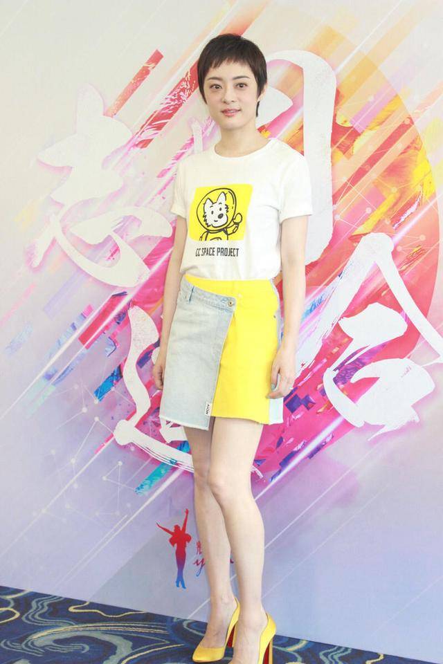 颜色 不容错过“孙俪”的小清新穿搭示范，印花T恤搭配牛仔裙，超好看