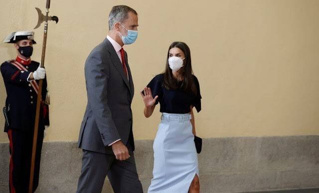 费利佩 西班牙国王夫妇耳鬓厮磨！48岁莱后成衣架子，裹铅笔裙秀迷人身段