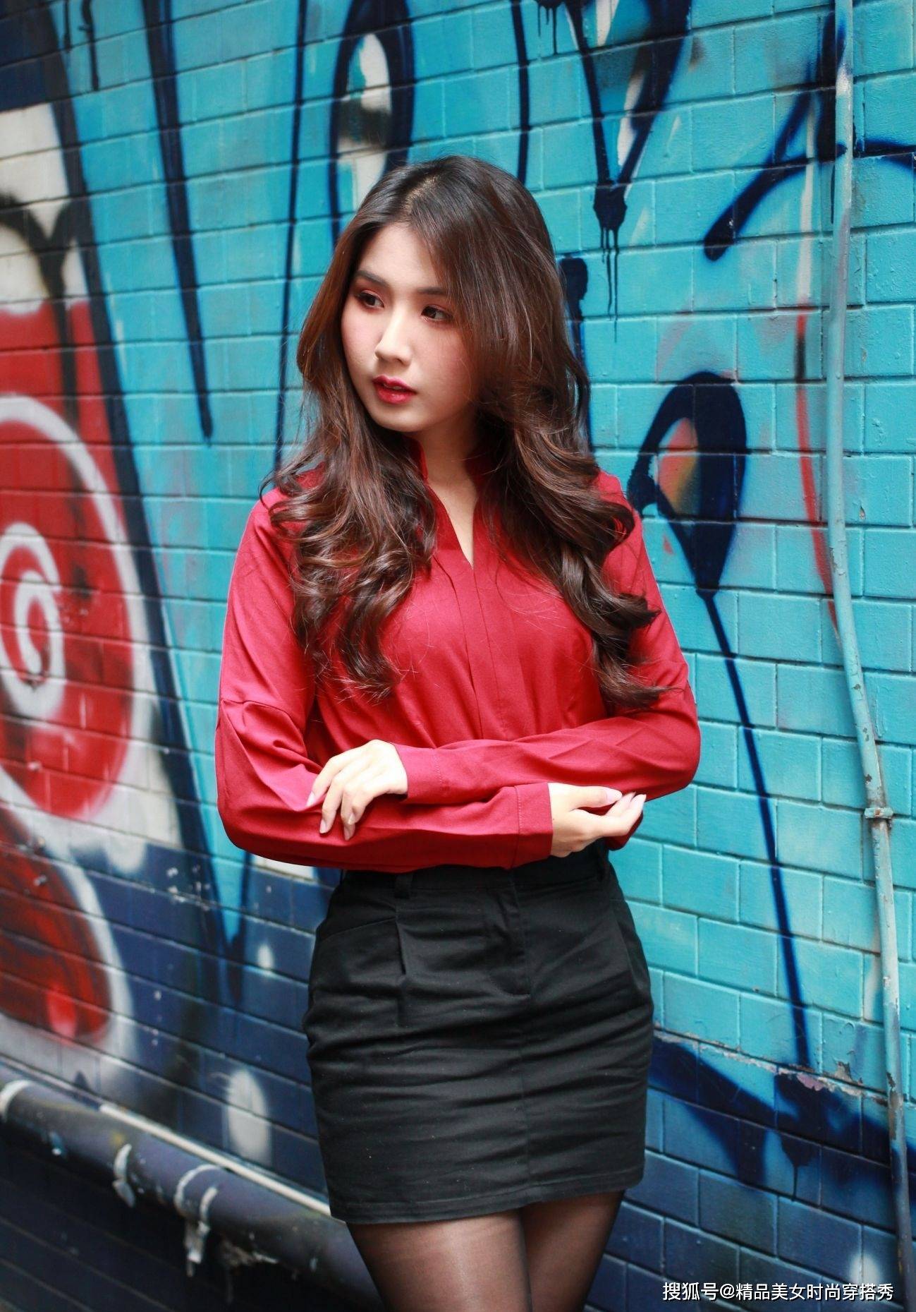 设计 红色衬衫搭配黑色包臀裙，优雅又知性，绽放女性魅力