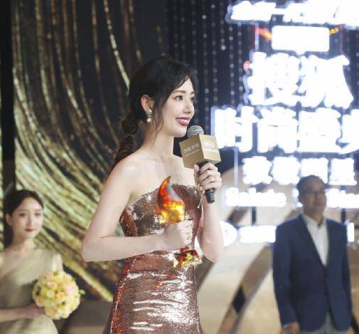 金色 郭碧婷婚后身材越发好，穿一袭金色开叉裙都无勒痕，美得认不出