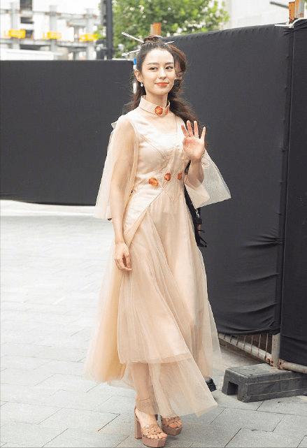 仙女 郎朗老婆吉娜风格大变，仙女裙大秀蚂蚁腰，发髻插“筷子”太抢镜